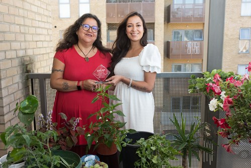 Photo of Maria and her mother with her SNG In Bloom award